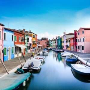 Burano nella laguna di venezia. vista dal Canale con barche e case colorate